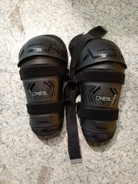 Genunchiere copii O'NEAL Peewee, mărimea M/L, negre, pentru motocross, MTB, mountain bike, vârsta 4-9 ani, folosite 2