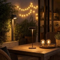 Terasa plná svetla: 1× stĺpiková lampa + 1× stolná lampa + 1× LED reťaz + 2× LED žiarovka 1