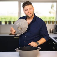 CASPER SOBCZYK Öntöttvas Lábas 4,4L Kapacitással - 30x22cm Ovális Edény Fedővel - Minden Tűzhelytípushoz Alkalmas Szürke Fazék Pörkölthöz, L 4