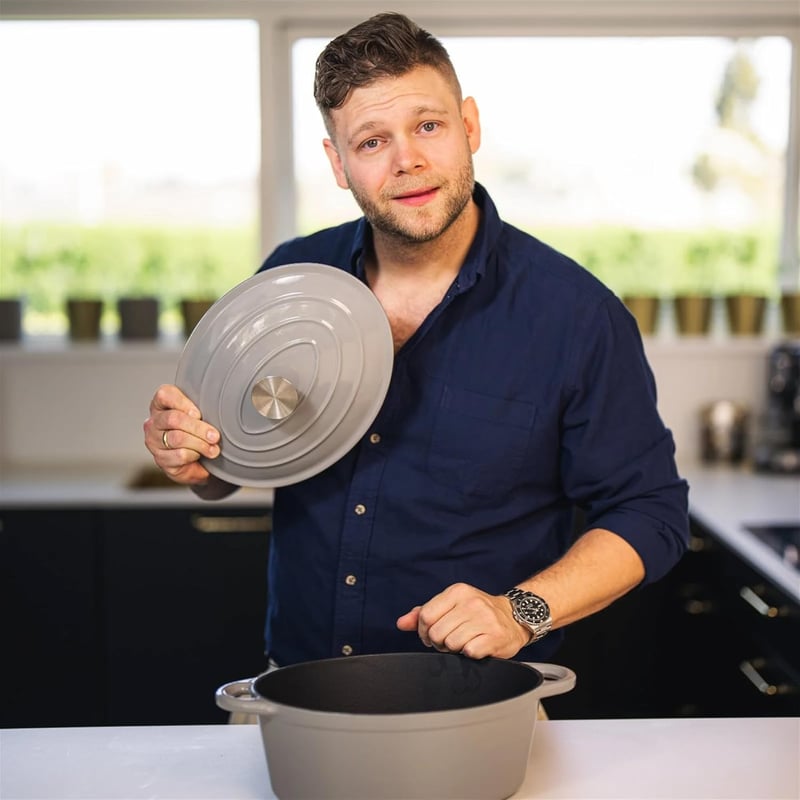 CASPER SOBCZYK Öntöttvas Lábas 4,4L Kapacitással - 30x22cm Ovális Edény Fedővel - Minden Tűzhelytípushoz Alkalmas Szürke Fazék Pörkölthöz, L