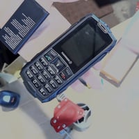 Hammer H Basalt vanjski mobilni telefon crni, 2,4" zaslon, IP68 vodootporan i otporan na udarce, Dual SIM, baterija od 1800 mAh, Bluetooth, svjetiljka, M 2