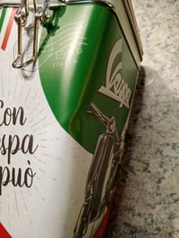 Nostalgic-Art Vespa The Italian Classic Retro Kávéstartó Fémdoboz 1,3 l – Enyhén Sérült (Horpadás az Elején) (állapot: lásd a 2. képet) 3
