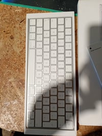 Tastatură Apple Magic Keyboard Bluetooth wireless — defectă, funcționează parțial: se descarcă imediat după încărcare (stare: vezi imaginea nr. 2) 2