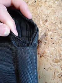 Geantă laptop Waytex 71016 de 17,3 inchi, negru — defectă, funcțională parțial: lipsesc 2 fermoare superioare, ruptură pe o parte (stare: vezi a 2-a imagine) 2