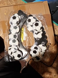 ZHIQIN Futbalová dekorácia na muffiny 24 ks – Futbalové napichovátka a košíčky na cupcakes na detskú narodeninovú oslavu a zdobenie torty, čierno-biela futbalová lopta 4