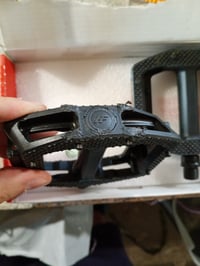 Ploché pedále na bicykel HENMI s odrazkami, závit 9/16 palca, čierne, s protišmykovými hrotmi — poškodenie na okraji (stav: pozri 2. obrázok) 2