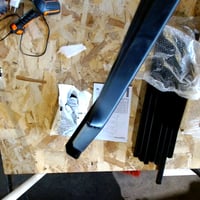 Trojposchodový čierny kovový servírovací vozík na kolieskach Amazon Basics — poškodený, na náhradné diely: Má estetické chyby (stav: pozri 2. obrázok) 3