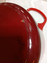 Okrúhly liatinový hrniec Le Creuset Signature s pokrievkou, 26 cm, 5,3 l — 0,5 cm odštipnutá glazúra na spodnej časti (stav: pozri 2. obrázok) 3
