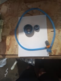 SOURCE Convertube adaptér na fľašu s hadičkou, modrý, s odtrhnutým upevňovacím lankom uzáveru (inak — stav malého lanka viď 2. obrázok) 2