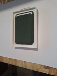 Portofel Apple iPhone FineWoven cu MagSafe – suport de carduri de culoare verde mușchi, cu urme vizibile de utilizare 3