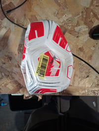 Futbalová lopta Nike Strike Team 290G FA24 v bielo-červeno-striebornej farbe, veľkosť 5, technológia AeroSculpt, na tréningy a tímovú hru 3