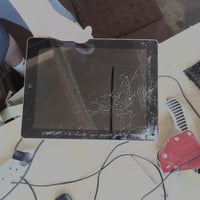 Apple iPad 4 Retina 9,7" tablet 16GB Wi-Fi crni — razbijen ekran, reagira na punjenje, za dijelove (stanje: vidi 2. sliku) 3