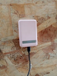 Belkin MagSafe kompatibilná magnetická powerbanka 5000 mAh, 7,5 W s bezdrôtovým nabíjacím stojanom, ružová - použitá, neúplné balenie 2