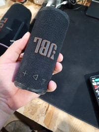 Prijenosni Bluetooth zvučnik JBL Grip, crni, vodootporan, kompaktan, rabljeno — oštećeno kućište, bez kabela za punjenje (stanje: vidi 2. sliku) 4