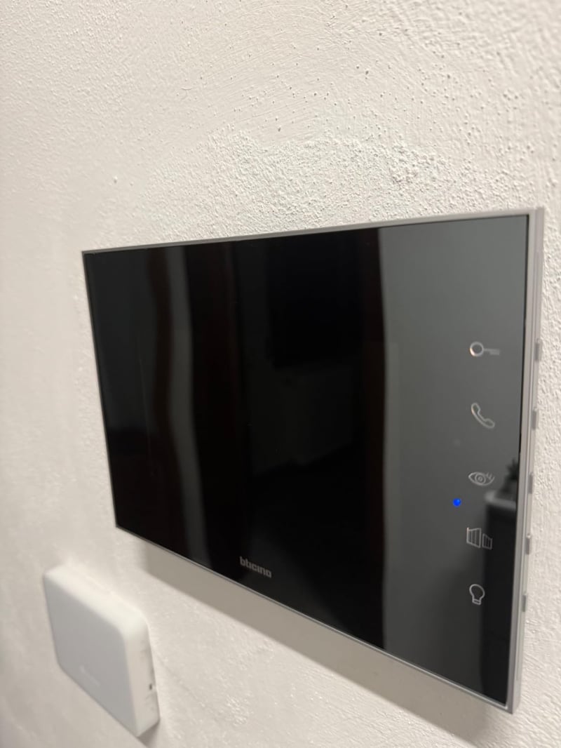 BTicino 332353 Tükrös Videó Kaputelefon Kiegészítő 7 Colos Kijelző - 2 Vezetékes Rendszer, 230V, CE Tanúsítvány