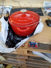 Caserolă din fontă emailată Overmont cu capac, 26 cm, 5,2 L, roșu - pentru cuptor — defect minor de vopsea pe capac (stare: vezi a 2-a imagine) 5