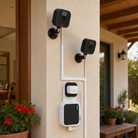 Uredan kutak za Blink kamere: 2x 360° zidni nosač + Sync Module konzola + 4m kanalica 1