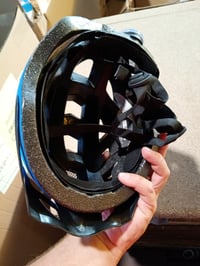 Cyklistická prilba Fischer Urban Montis so štítom, modro-žltá, veľkosť S/M (52-59 cm) – mierne poškodená, na vrchnej časti je škrabanec (stav: pozri 2. obrázok) 4