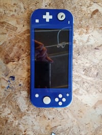 Consolă portabilă Nintendo Switch Lite albastră – defectă — defectă, pentru piese: joystick stâng deteriorat, capac spate cu abțibilduri (stare: vezi poza a 2-a) 2