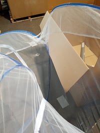 mizikuu Pop-up moskytiérový stan na posteľ 120x200 cm s dvoma dverami — Časť, ktorá sa má pripevniť k matracu, je trochu natrhnutá (stav: pozri 2. obrázok) 5