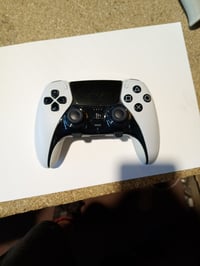 Bezdrôtový ovládač PlayStation DualSense Edge kompatibilný s PS5 a PC, čierno-biely, s vymeniteľnými joystickmi, zadnými tlačidlami a nastaviteľnými spúšťami 2