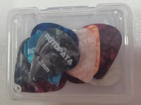 Gitárpengető szett 12db, 3 vastagságban, többszínű, pengetőtartóval 10