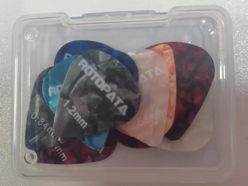 Gitárpengető szett 12db, 3 vastagságban, többszínű, pengetőtartóval