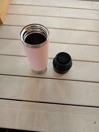Termoska Emsa Travel Mug Wave 500 ml, pastelovo ružová, nehrdzavejúca oceľ, 360° otváranie na pitie, 6 h – používaná (stav: pozri 2. obrázok) 2
