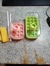 Sticlă pentru cuburi de gheață 2 în 1 Wvu & Wvo cu capac și recipient, 2 bucăți, Roz 500 ml + Verde 800 ml, utilizat (stare: vezi a 2-a poză) 2