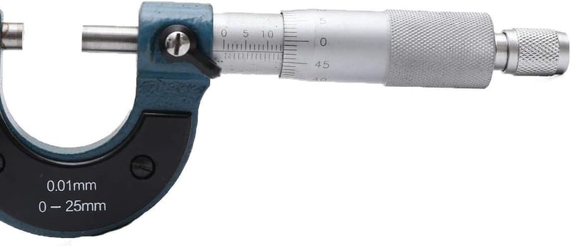 TOPWAY Külső Mikrométer 0-25mm Mérőeszköz Nagy Pontosságú Méréshez Szűk Helyeken Műanyag Házban Kalibrációs Kulccsal 401310