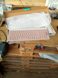 Set tastatură și mouse wireless Logitech MK470 Slim Combo — defect, pentru piese: nu pornește, 2 taste sunt rupte (stare: vezi a doua imagine) 3