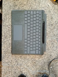 Klávesnica Microsoft Surface Pro 8/X Signature s krytom z materiálu Alcantara a dotykovým perom, v ľadovo modrej farbe, používaný stav 2