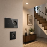 Pachet Smart pentru Hol: întrerupător tactil cu priză Schuko + priză Schuko + spot LED inteligent 1