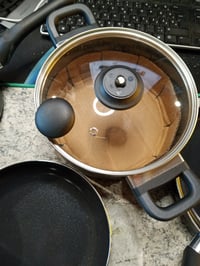 Amazon Basics 8 részes kerámia tapadásmentes edénykészlet fedőkkel, fekete — törött fogantyú, horpadt és karcos (állapot: lásd a 2. képet) 3