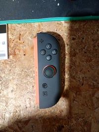 Pravý ovládač Nintendo Joy-Con 2 pre Nintendo Switch 2, čierno-oranžový, bezdrôtový Bluetooth ovládač 2