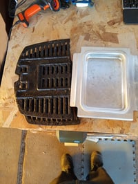 Grătar pe gaz portabil Weber Q1000, suprafață de gătire 43x32 cm, 1 arzător, grătar din fontă emailată, capac din aluminiu turnat, culoarea titan, BBQ 4