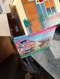 PLAYMOBIL Dollhouse 70985 Prenosný domček pre bábiky s rukoväťou, 64-dielna súprava, 4 – 10 rokov — chýba uchytenie dverí (stav: pozri 2. obrázok) 3