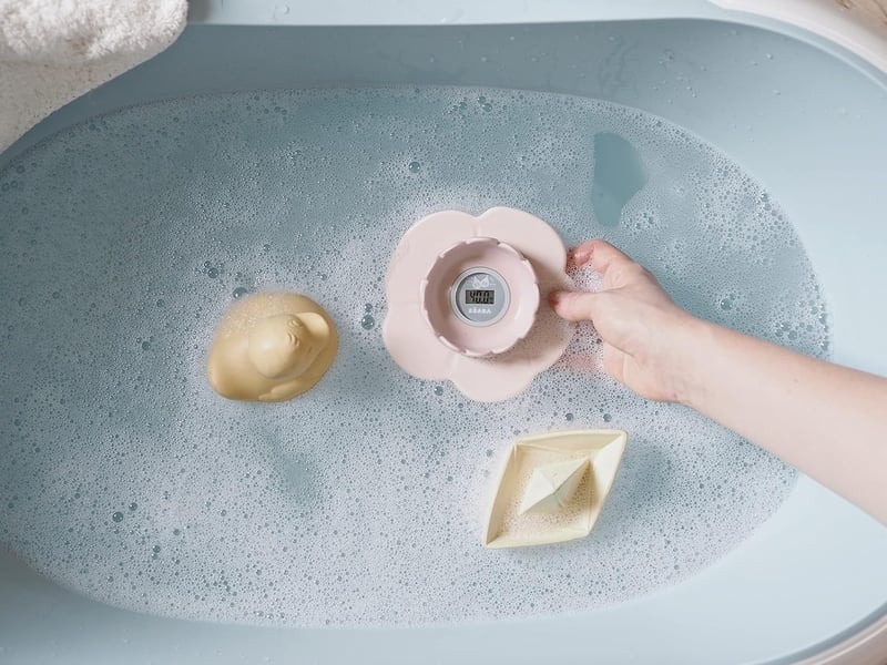 Béaba Lotus Multifunkciós Digitális Hőmérő Rózsaszín - Pontos Mérés, Könnyen Tisztítható, Korszerű Kijelző, Elemmel Működő Babaápolási Eszkö