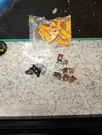 Profil LED din aluminiu Chesbung în formă de V, negru, cu capac alb mat, 5 buc, pentru benzi LED de 12 mm, cu capace de capăt și cleme de fixare 5