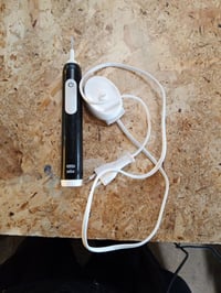 Periuță de dinți electrică Oral-B Pro Series 1 Plus cu stație de încărcare, negru, 1 buc — lipsesc 3 capete de periuță de schimb (stare: vezi poza 2) 2