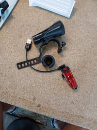Set lumini bicicletă Sigma Aura 100 și Blaze Link — defect, funcționează parțial: lumina față nu se aprinde, cea spate funcționează parțial (stare: vezi a 2-a poză) 2