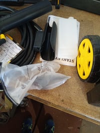 Aparat de spălat cu presiune Stanley SXPW24B cu apă rece, 2400 W, 170 bar, 500 l/h, utilizat, pentru suprafețe exterioare și autoturisme, cu recipient pentru spumă și tambur pentru furtun 4