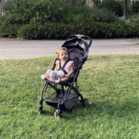 BAMBIKID Yuko Ultrakompakt Városi Babakocsi - Szürke/Fekete, Újszülött Kortól, Egykezes Összecsukás, 4 Pozíciós Háttámla, 6,8 kg 2