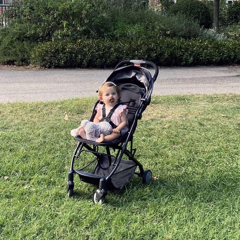 BAMBIKID Yuko Ultrakompakt Városi Babakocsi - Szürke/Fekete, Újszülött Kortól, Egykezes Összecsukás, 4 Pozíciós Háttámla, 6,8 kg