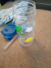 Sticlă pentru copii SIGG Miracle Dinosaur cu pai — defectă, funcționează parțial: butonul de deschidere este rupt, suprafață zgâriată (stare: vezi a 2-a imagine) 4