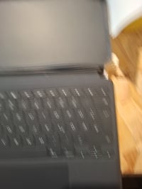 Klávesnicové puzdro Logitech Combo Touch pre iPad Pro 13" (M4/M5) 2024/2025 — Produkt má niekoľko menších poškodení (stav: pozri 2. obrázok) 4