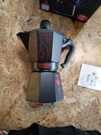Bialetti Moka Express Stranger Things Kotyogós Kávéfőző 6 Csészés 270 ml Zenélő Gombbal USB-C Töltéssel Fekete Használt 5