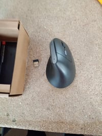 Trust Yuno újratölthető vezeték nélküli vertikális ergonomikus egér, 2,4 GHz, fekete, 800-2400 DPI, USB-C töltés, 70% újrahasznosított 2