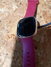 Ceas inteligent Fitbit Versa 4, tracker fitness cu GPS integrat, apeluri telefonice, baterie cu autonomie de 6 zile — ecran zgâriat (stare: vezi imaginea 2) 2