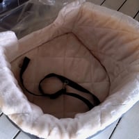 Coș auto înălțat pentru animale de companie Amazon Basics pentru câini, gri, 45,7 x 45,7 x 40,6 cm, interior din pluș, centură de siguranță, dimensiune mică 2